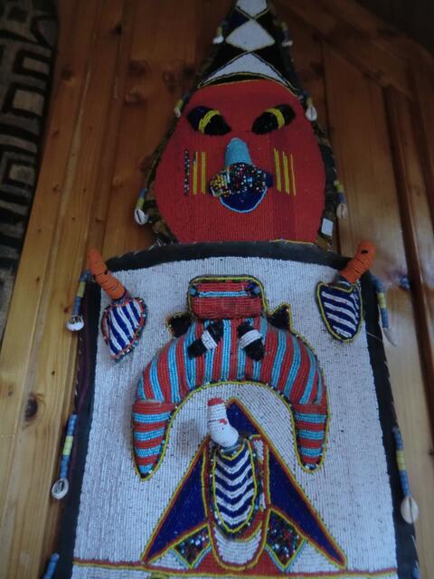 aus vielen tausenden Perlen zusammengesetzt verwächst das Gesamte zu einem neuen Organismus - Teil eines Königsgewandes der Yoruba