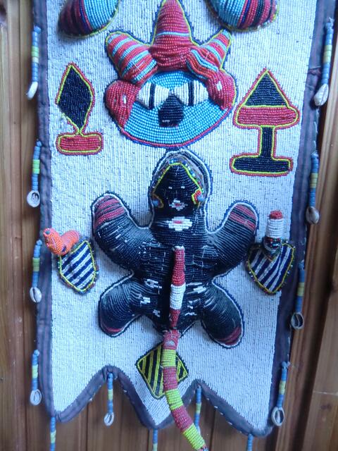 Detail aus dem Königsgewand mit der Eidechse(Agame), in der die Seele eines Verstorben den Leichnam verlässt.