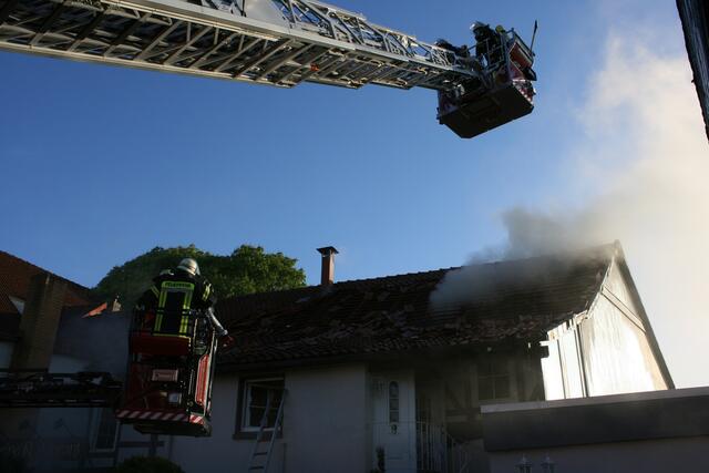 Die Brandbekämpfung erfolgt auch über zwei Drehleitern