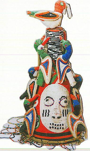 Haus des Kopfes - ein aus Tausenden Perlen zusammen gesetztes Ritualobjekt, eine Aufsatzmaske