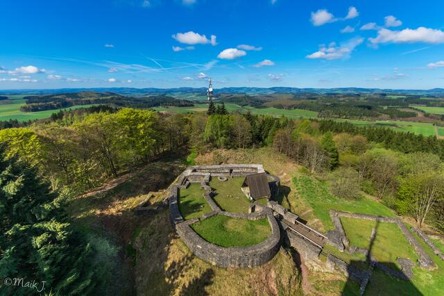 Blick von Georg-Viktor-Turm auf die Burgruine mit Sauerlandpanorama