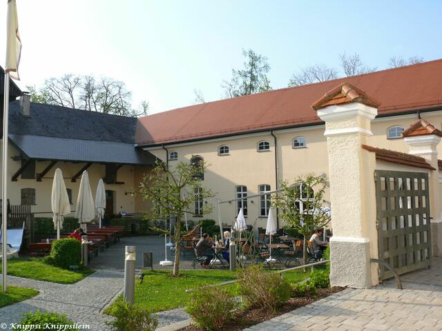 Im Biergarten kann man eine gemütliche Rast einlegen...