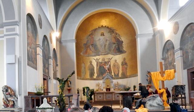 Überhaupt. Schön war die Kirche zur Auferstehungsfeier geschmückt