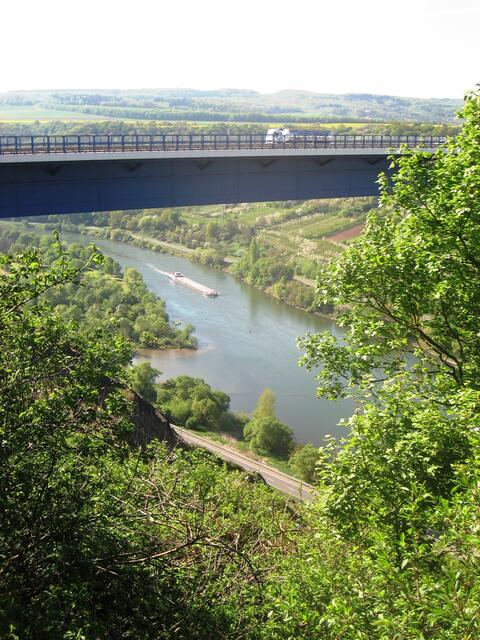 Brückenlänge 935 Meter, Höhe über Mosel 136 Meter, Breite der Fahrbahn 30,5 Meter