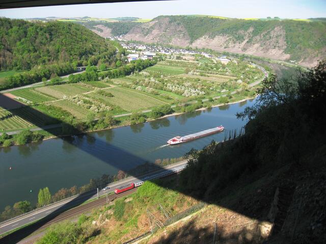 Im Schatten der Moseltal-Autobahnbrücke bewegen sich Eisenbahn wie auch die Frachtkähne an der Moselschleife um Winningen