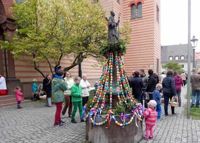 Der Ulrichsbrunnen vor der Stadtpfarrkirche war schön geschmückt