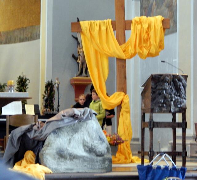 Hier ist das Grab und auch das Kreuz schön zu sehen