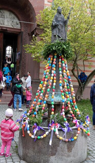 Der Ulrichsbrunnen vor der Stadtpfarrkirche war schön geschmückt