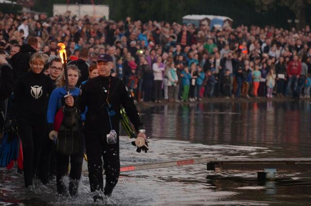 fackelschwimmen: Mutige menschen zwischen 12 und 80  steigen ins kalte nass.