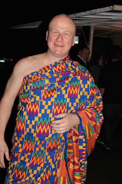 Kai Eikermann im traditionellen Gewand aus Ghana