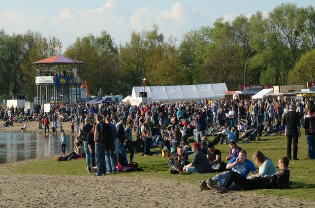 fackelschwimmen: Schon am nachmittag versammelten sich die ersten gäste.