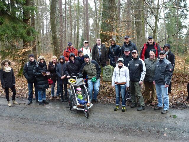 Gute Laune am historischen Grenzstein! Der Kurhessische Löwe ist gut zu erkennen!