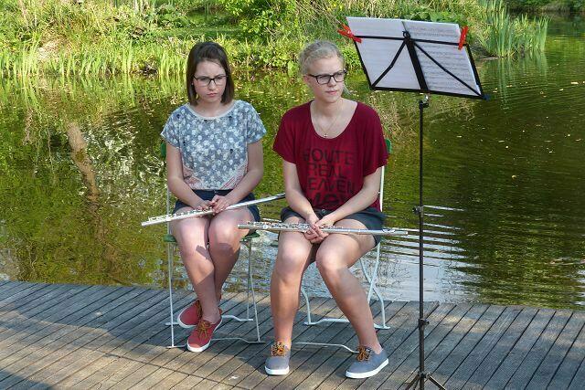 die beiden jungen Musikerinnen begleiten die Meditation musikalisch...