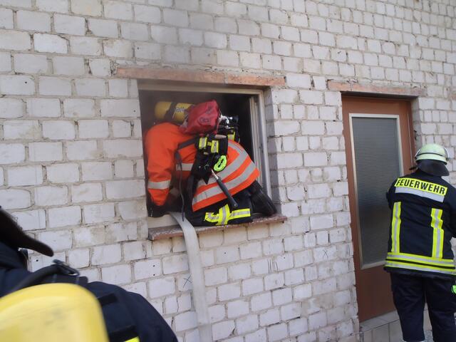 ...durchs Fenster ins Feuer....