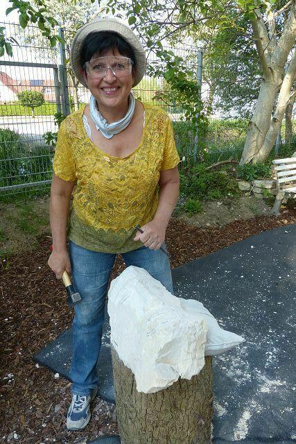 Frau Stachel arbeitet selbst auch an einem Stein ....