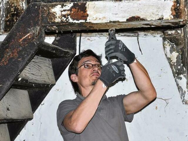 Wallenstedt: Restaurator Veith Grünwald legt in der so genannten Schwarzen Küche den Luchbalken frei und entfernt die alten Nägel sowie Farbreste im Brunotteschen Hof in Wallenstedt. Im künftigen Geisterdorf werden ca. 1 Mio Steuergelder in ein einbruchgefährdetes Bauernhaus investiert!  http://www.myheimat.de/hannover-suedstadt/politik/leineberglandforumde-d2494773.html _ _http://deutsche-wirtschafts-nachrichten.de/2013/11/09/rechnungshof-entlarvt-eu-unfaehig-die-geldverschwendung-zu-stoppen/ | Foto: LDZ- Hüsing