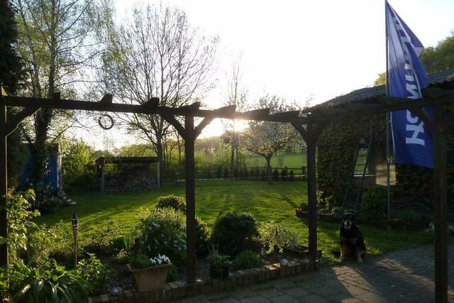 Auch Juri freut sich wenn die Sonne in den Garten scheint.