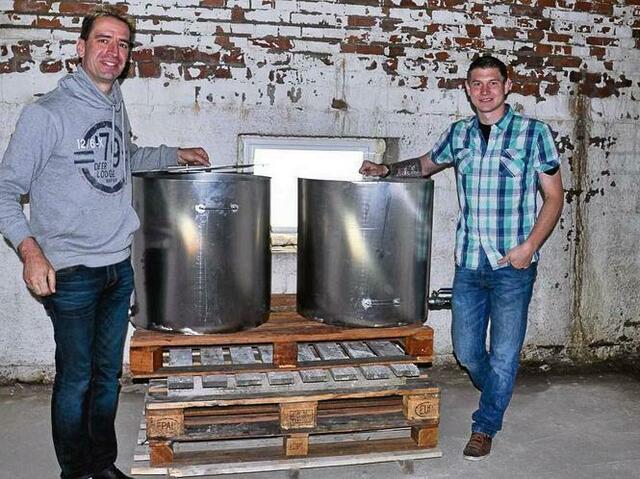 Rössing: 180-Liter-Töpfe aus Edelstahl: Carsten Pirnke und Marcus Kahl (von links) richten in einem alten Keller in Rössing ihre Bierbrauerei ein, in der frisches Pils hergestellt wird. _ _ http://www.myheimat.de/gronau-leine/kultur/roessing-180-liter-toepfe-aus-edelstahl-carsten-pirnke-und-marcus-kahl-von-links-richten-in-einem-alten-keller-in-roessing-ihre-bierbrauerei-ein-in-der-frisches-pils-hergestellt-wird-httpwwwmyheimatdegronau-leinepagecontent2fwritephpanddocid2447223-m3080372,2447223.html | Foto: LDZ_ Hüsing