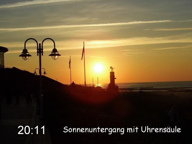 Sonnenuntergang mit Uhrensäule