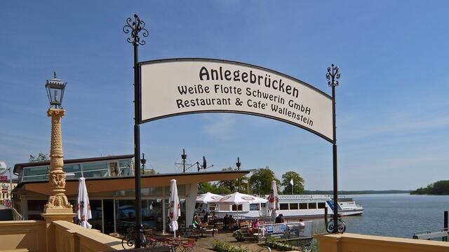 Schiffsanleger an der Werderstraße mit dem Blick auf den Schweriner See