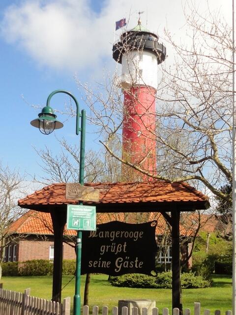 Wangerooge grüßt seine Gäste mit dem alten Leuchtturm