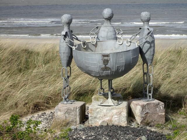 Kunstwerk eines Professors gemeinsam mit seinen Studenten in den Dünen - Bund - Land - Insulaner