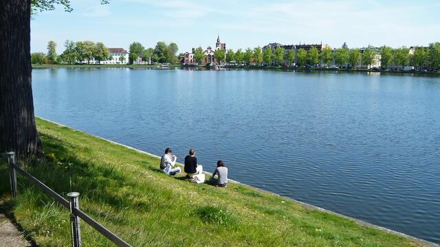 Der Pfaffenteich im Zentrum der Stadt ist eigentlich kein See, sondern eine künstlich angelegte Wasserfläche.