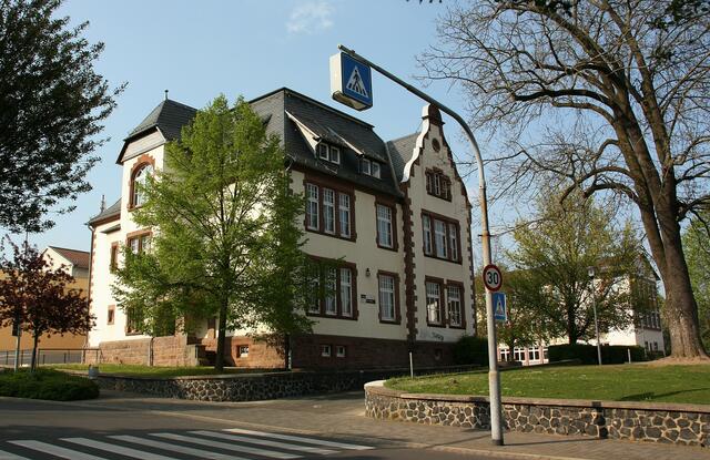 und schön restaurierten alten Gebäuden (Alexander-von-Humboldt-Schule, Gymnasium).
