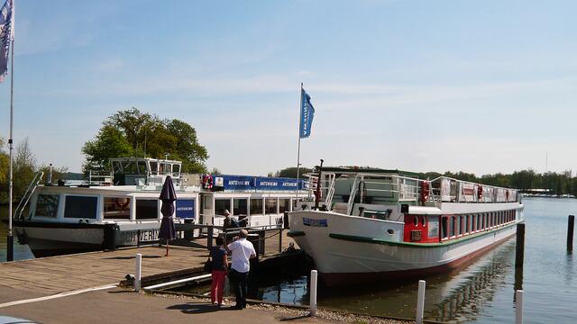 Schiffe der Weißen Flotte am Ufer des Schweriner Sees