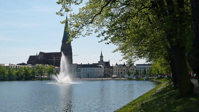 Die Pfaffenteich-Fontäne (im Hintergrund der Dom) sprüht das Wasser bis zu 15 m hoch.
