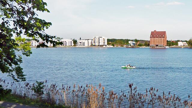 Vom Ziegelsee besteht eine schiffbare Verbindung zum Schweriner See.