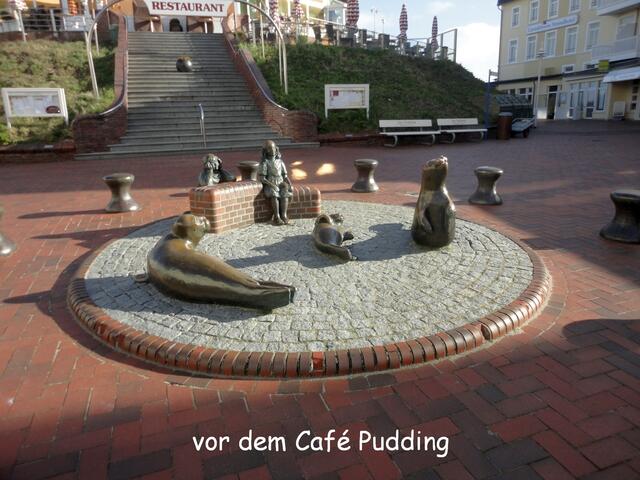 vor dem Café Pudding