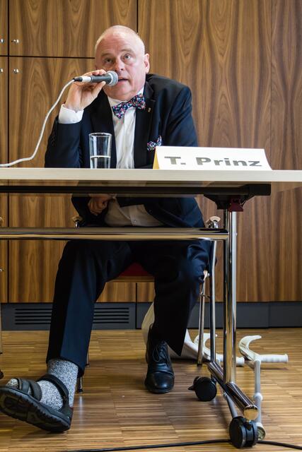 Thomas Prinz mit Gehhilfen, auf die er nach seinem Motorradunfall noch angewiesen ist