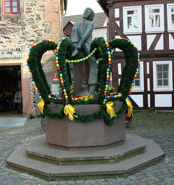 Das Strumpf-Denkmal wurde von Professor Knud Knudsen geschaffen und steht vor der Stadtmühle – hier noch in seinem Osterkleid.  (http://www.lauterbach-hessen.de/tourismus/sehenswuerdigkeiten/strumpfdenkmal.html)