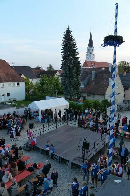 eine große Bühne unter dem Maibaum ...