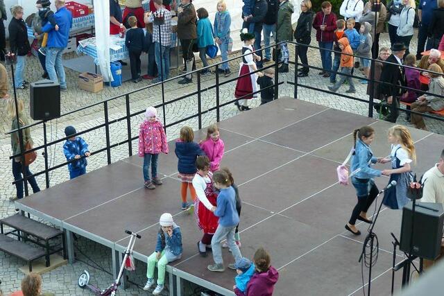 Kinder haben Spaß daran in der Pause auf der Bühne zu tanzen