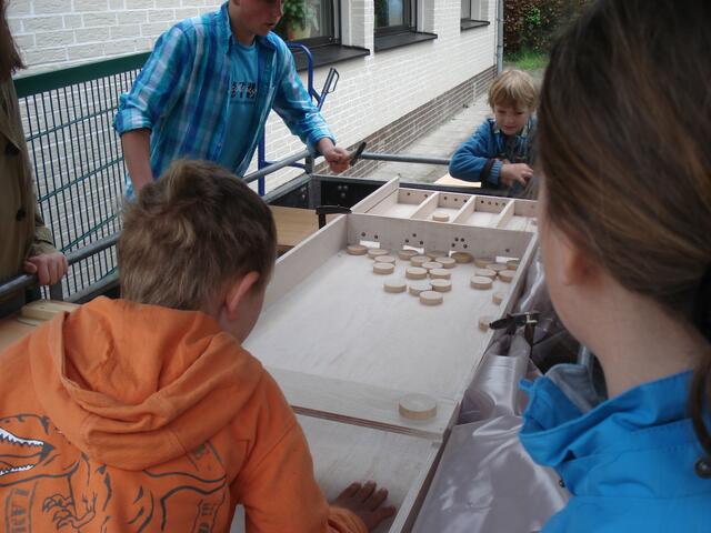 Die Kinder spielen ein Geschicklichkeitsspiel oder ...