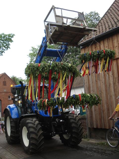 Die fertigen Kränze werden mit dem Traktor gebracht