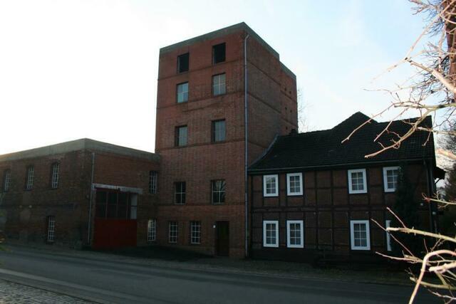 Links: Die Reste des Mühlengebäudes. Mitte: Das ehemalige Silo mit Getreidereinigung. Rechts: Das Wohnhaus