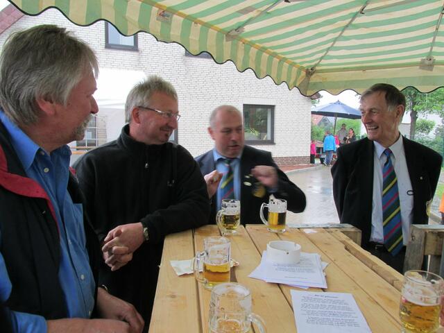 Trotz des einsetzenden Regens schmeckt das Bier draußen auch