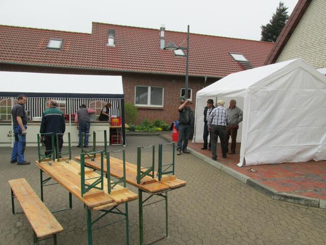 Zelte und Tischgarnituren werden aufgebaut