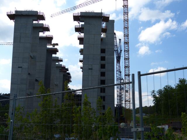 Die Betonstuetzen des Neubaus.