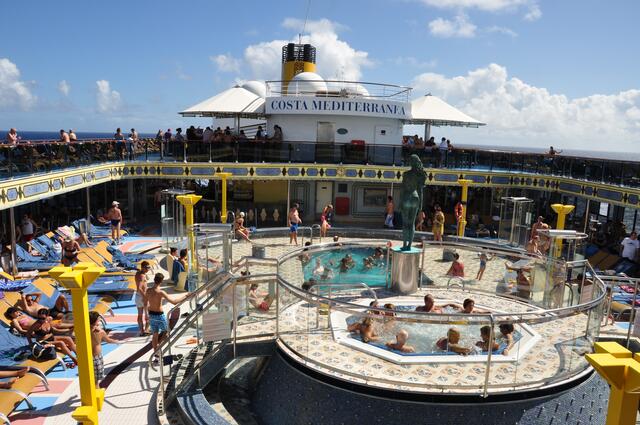 Pool und Sonnendeck sind begehrte Treffpunkte an Bord der Costa Mediterranea.