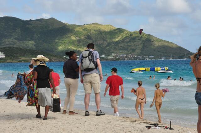 Vielseitiges Strandleben auf der zwischen zwei Staaten geteilten Insel St. Maarten.