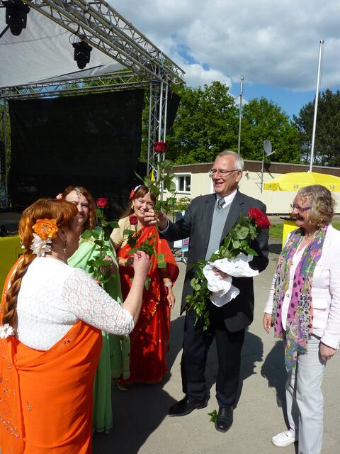 Gesine Meißner und Dieter Palm überreichen den Tänzerinnen Rosen.