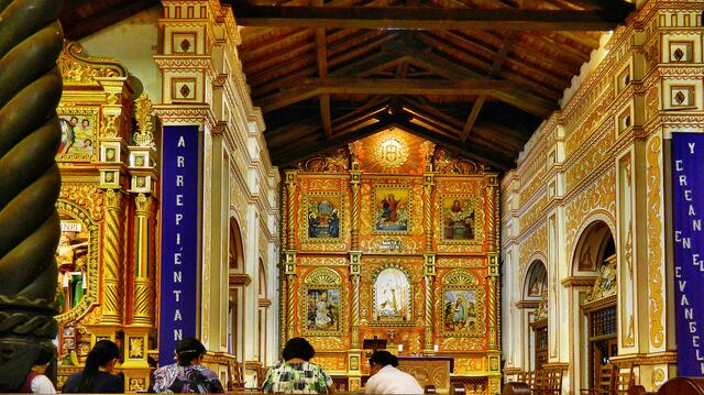 Gebet zur Abendmesse in der Kirche von Concepción. Die Kirche wurde zuletzt von Pater Hans Roth restauriert. Einzigartig sind die mit Blattgold verzierten Ornamente und Bilder.