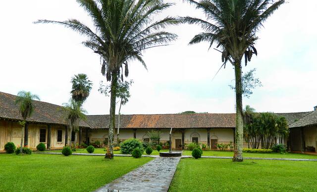 Im Innenhof der Mission