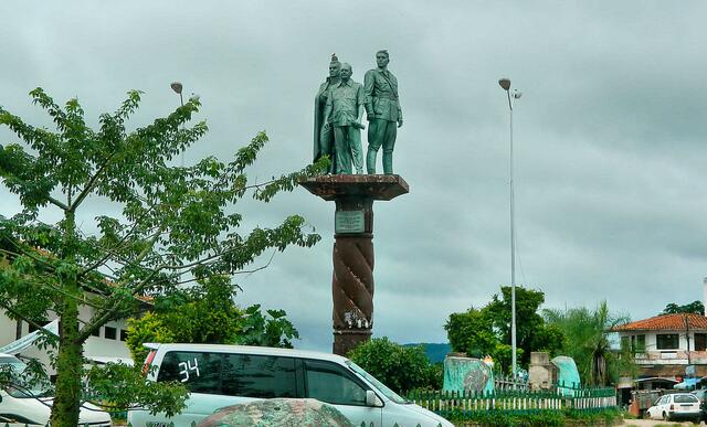 In San Ramon steht ein Denkmal für die drei Präsidenten Germán Busch, Hugo Banzer und Jose Miguel de Velasco.