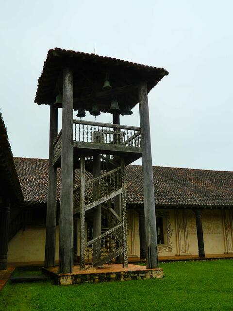 Der Glockenturm aus Tropenholz.