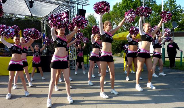 Die Flying Devils sind für ihre Cheerleading-Tänze bekannt.